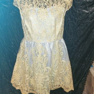 This is a gorgeous formal dress in size sm/med